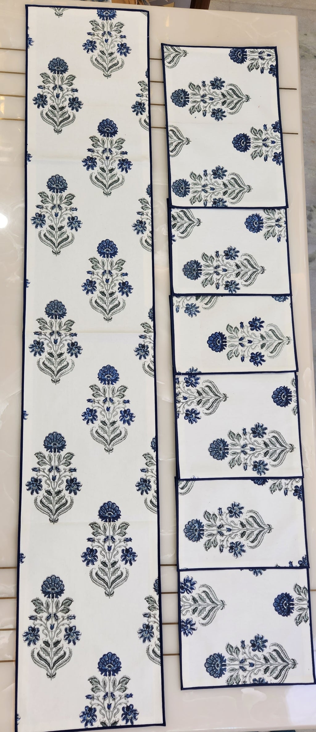 TABLE RUNNER AND TABLE MATS SET