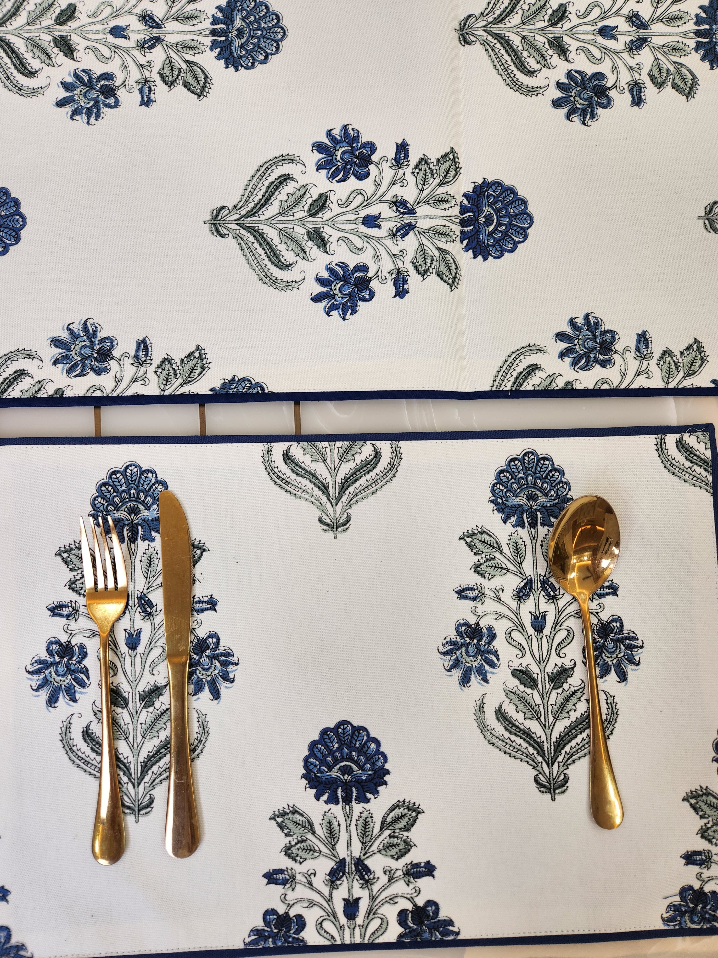 TABLE RUNNER AND TABLE MATS SET