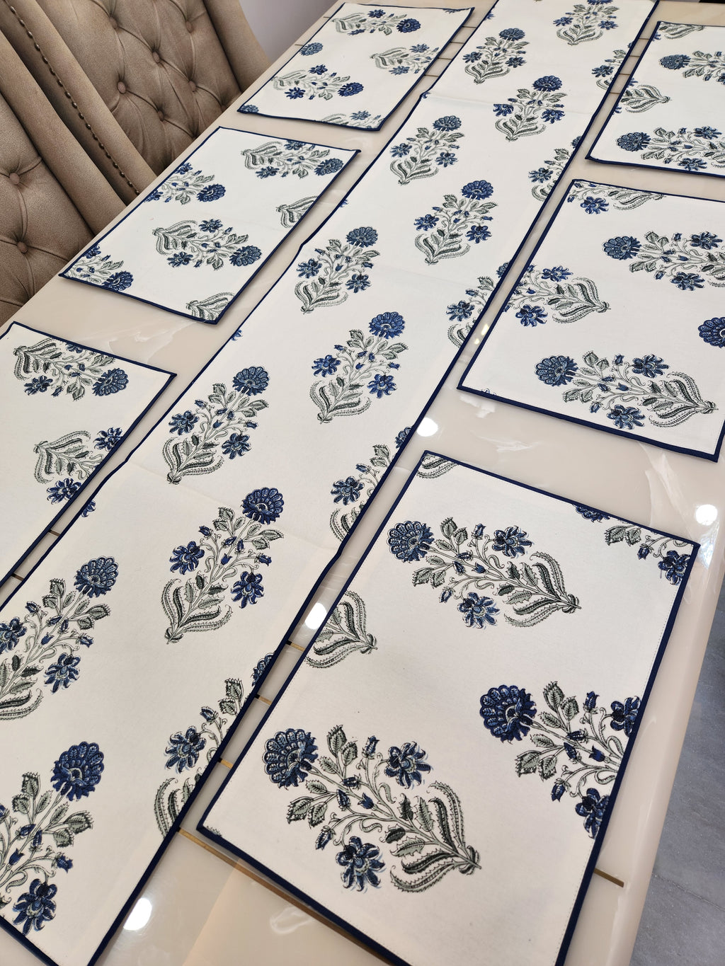 TABLE RUNNER AND TABLE MATS SET