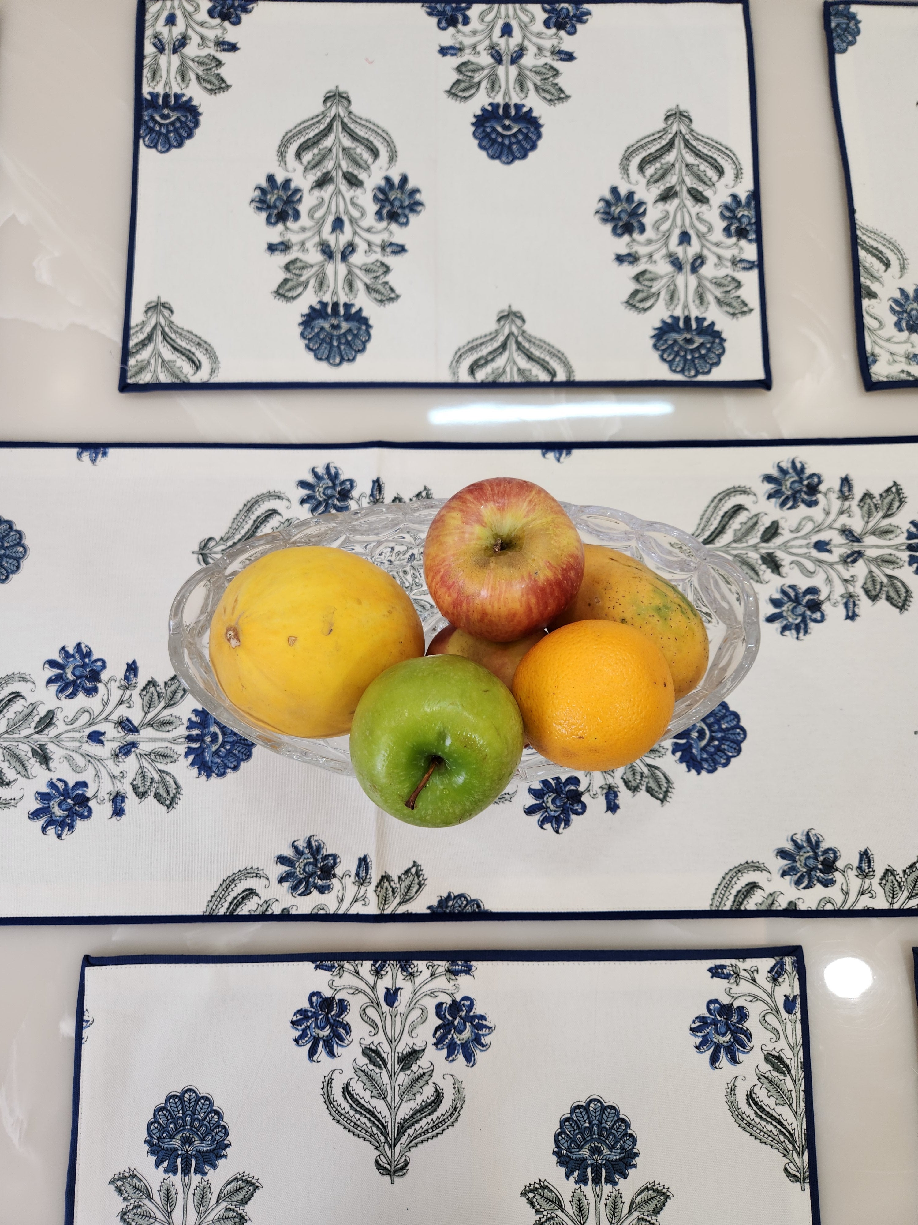 TABLE RUNNER AND TABLE MATS SET