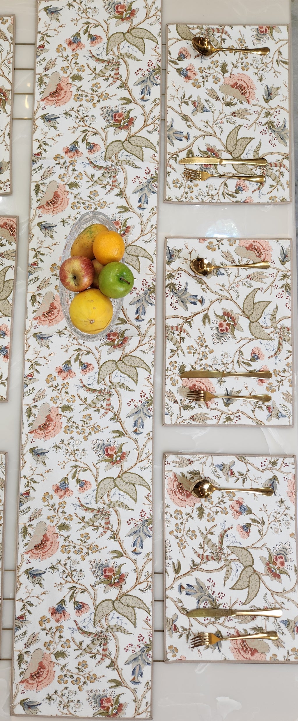 TABLE RUNNER AND TABLE MATS SET