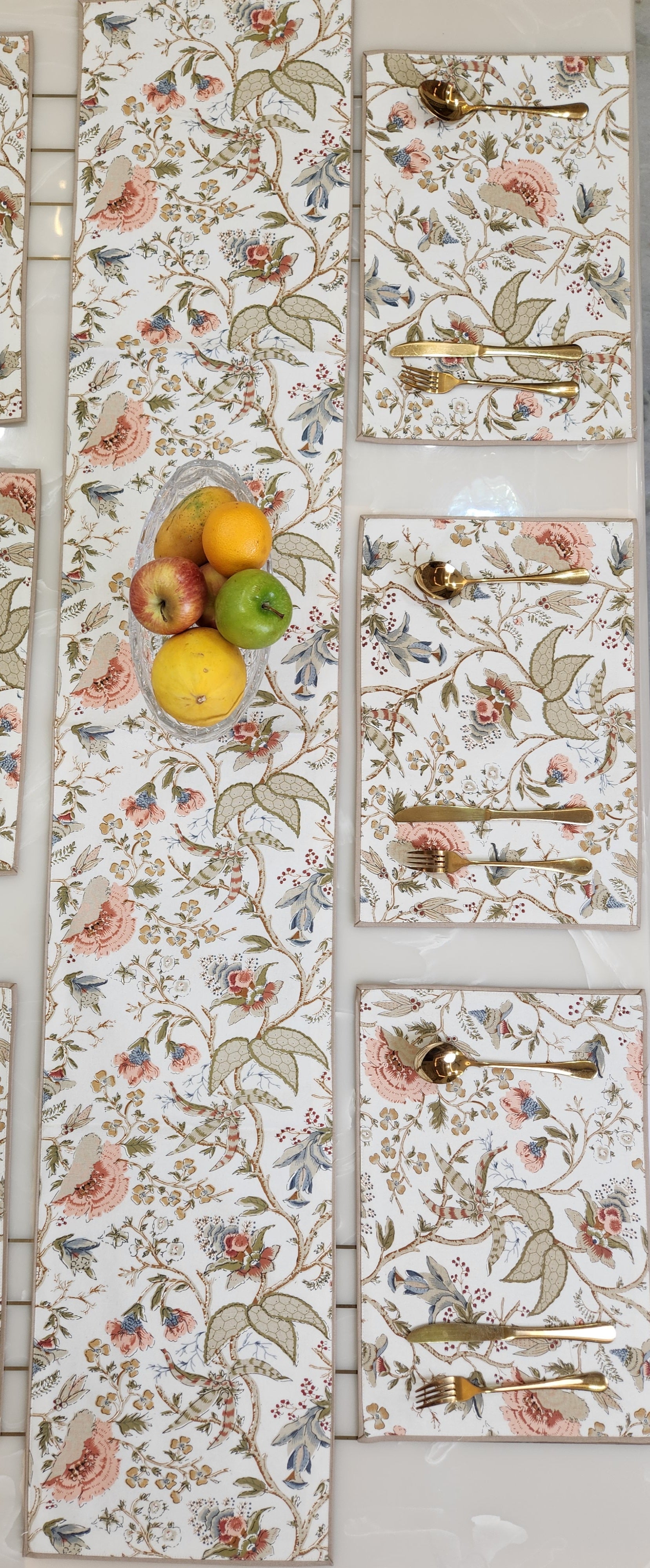 TABLE RUNNER AND TABLE MATS SET