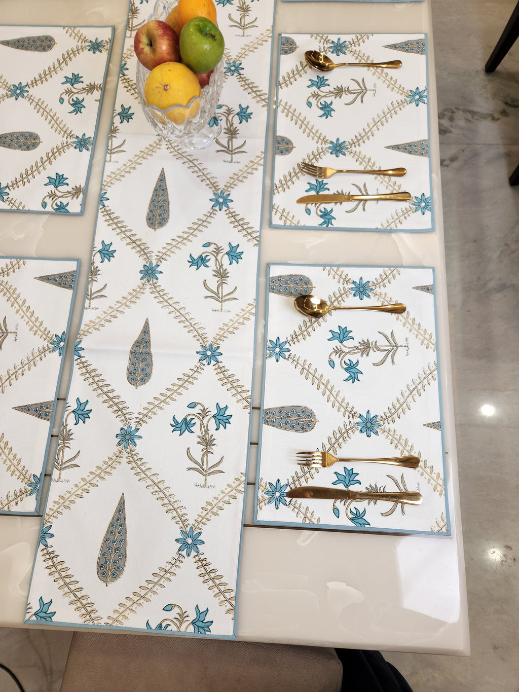 TABLE RUNNER AND TABLE MATS SET