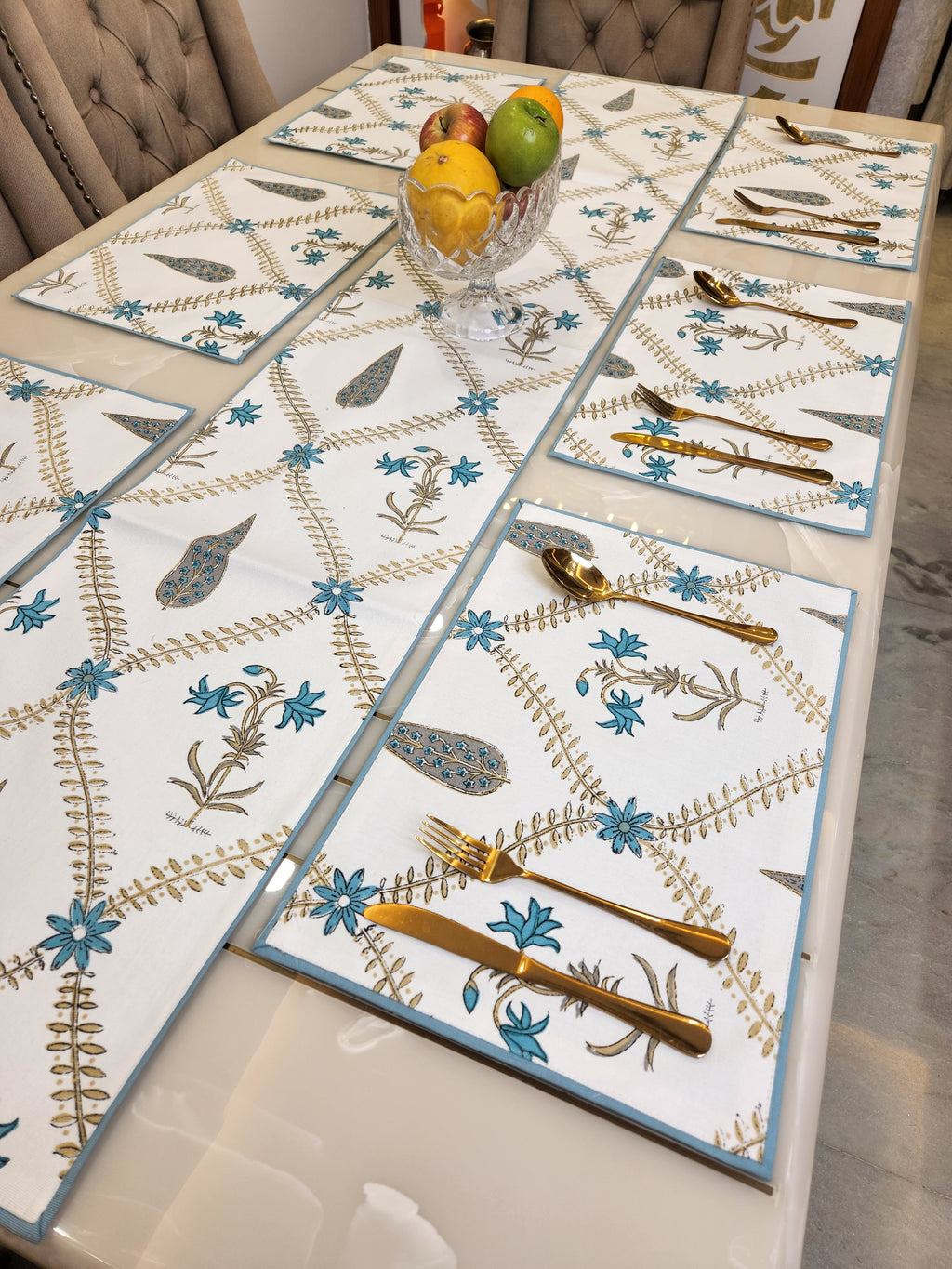 TABLE RUNNER AND TABLE MATS SET