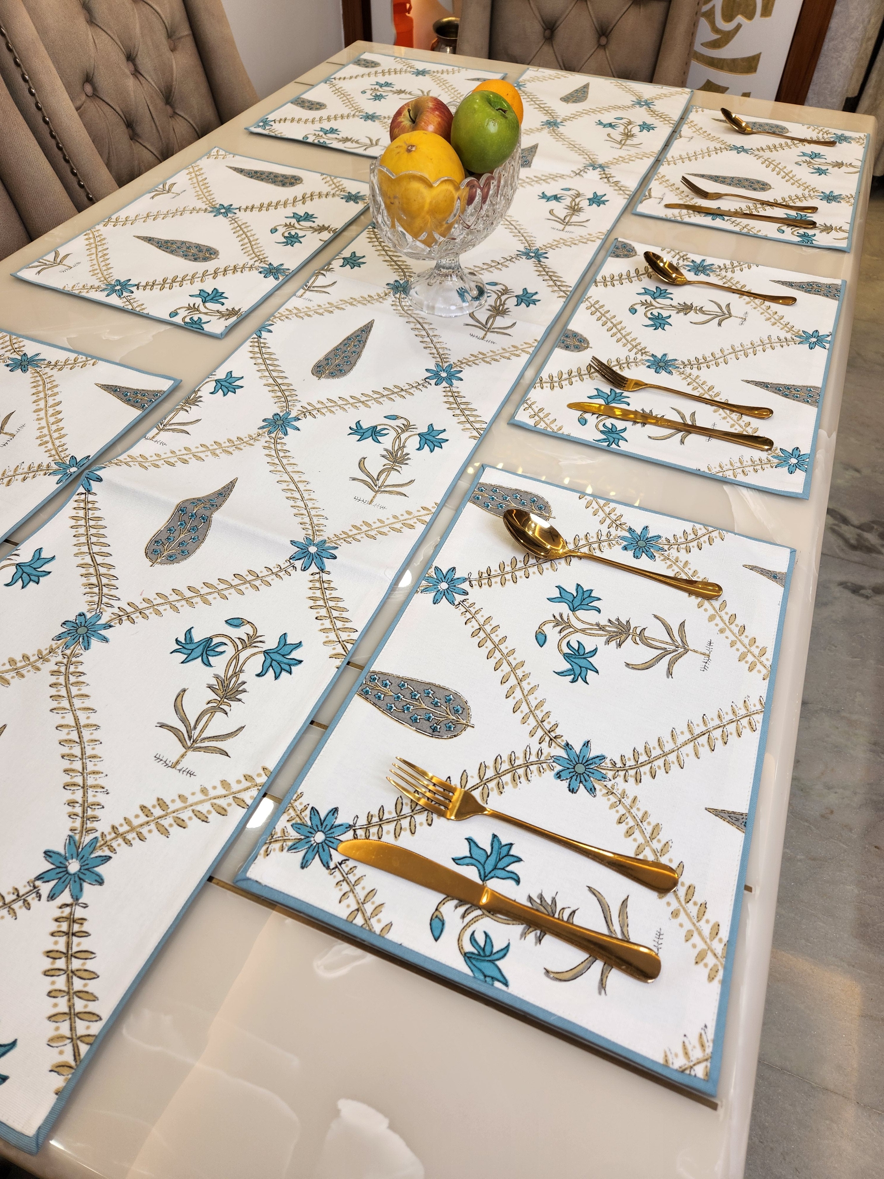 TABLE RUNNER AND TABLE MATS SET