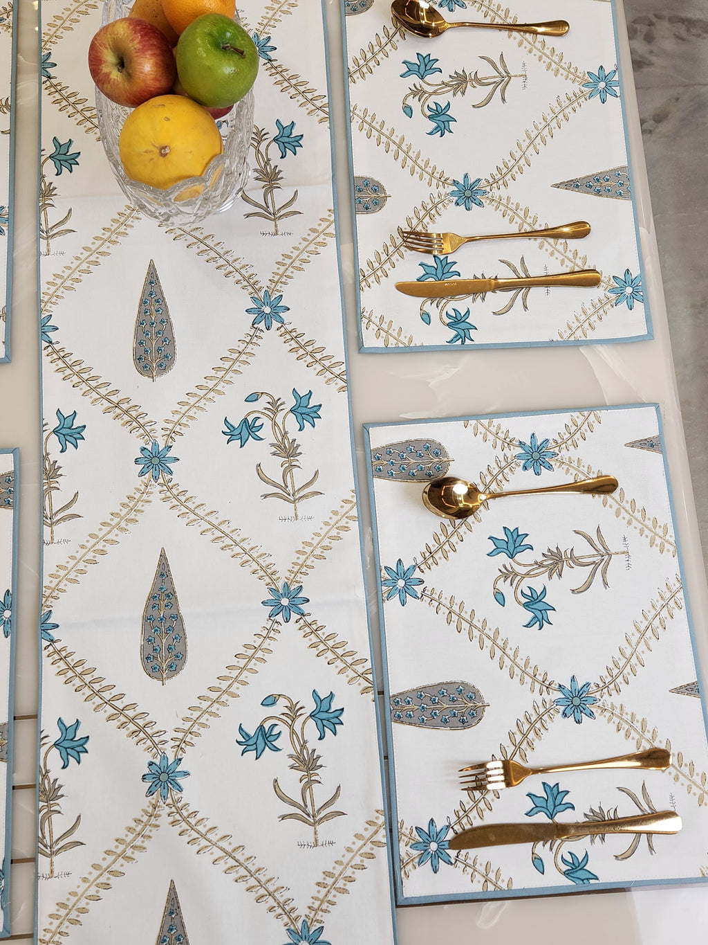 TABLE RUNNER AND TABLE MATS SET