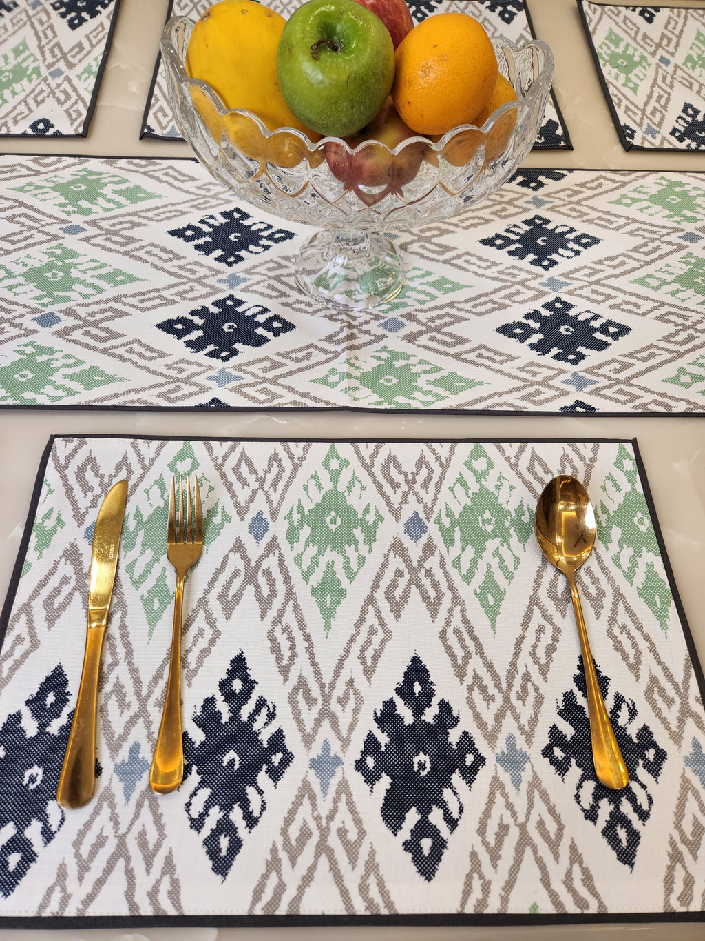 TABLE RUNNER AND TABLE MATS SET