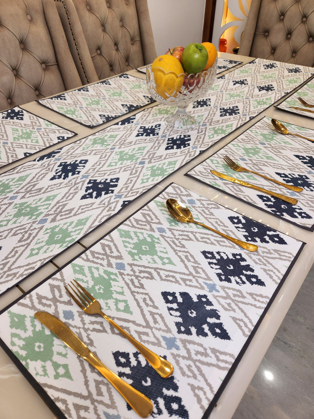 TABLE RUNNER AND TABLE MATS SET