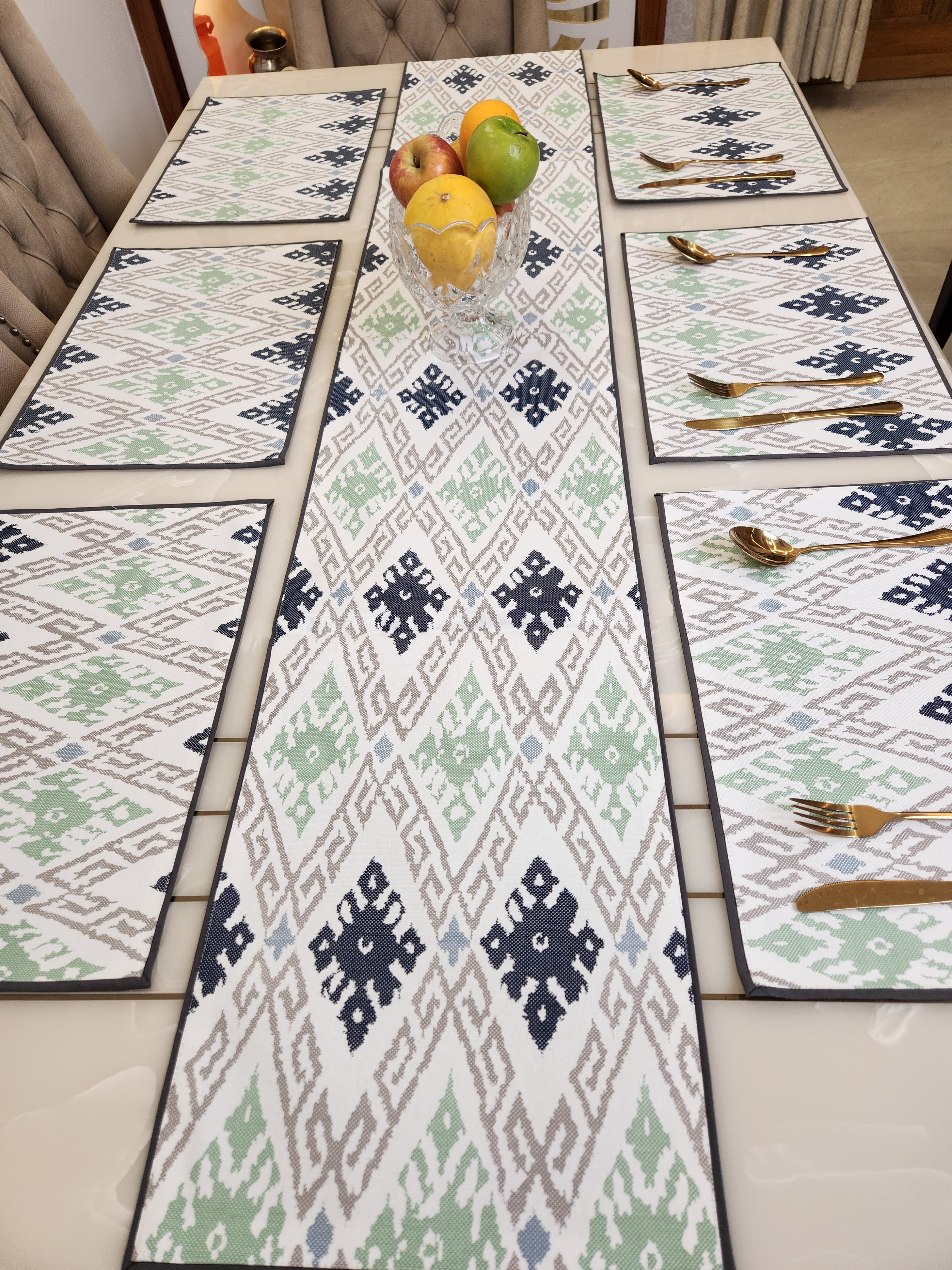 TABLE RUNNER AND TABLE MATS SET