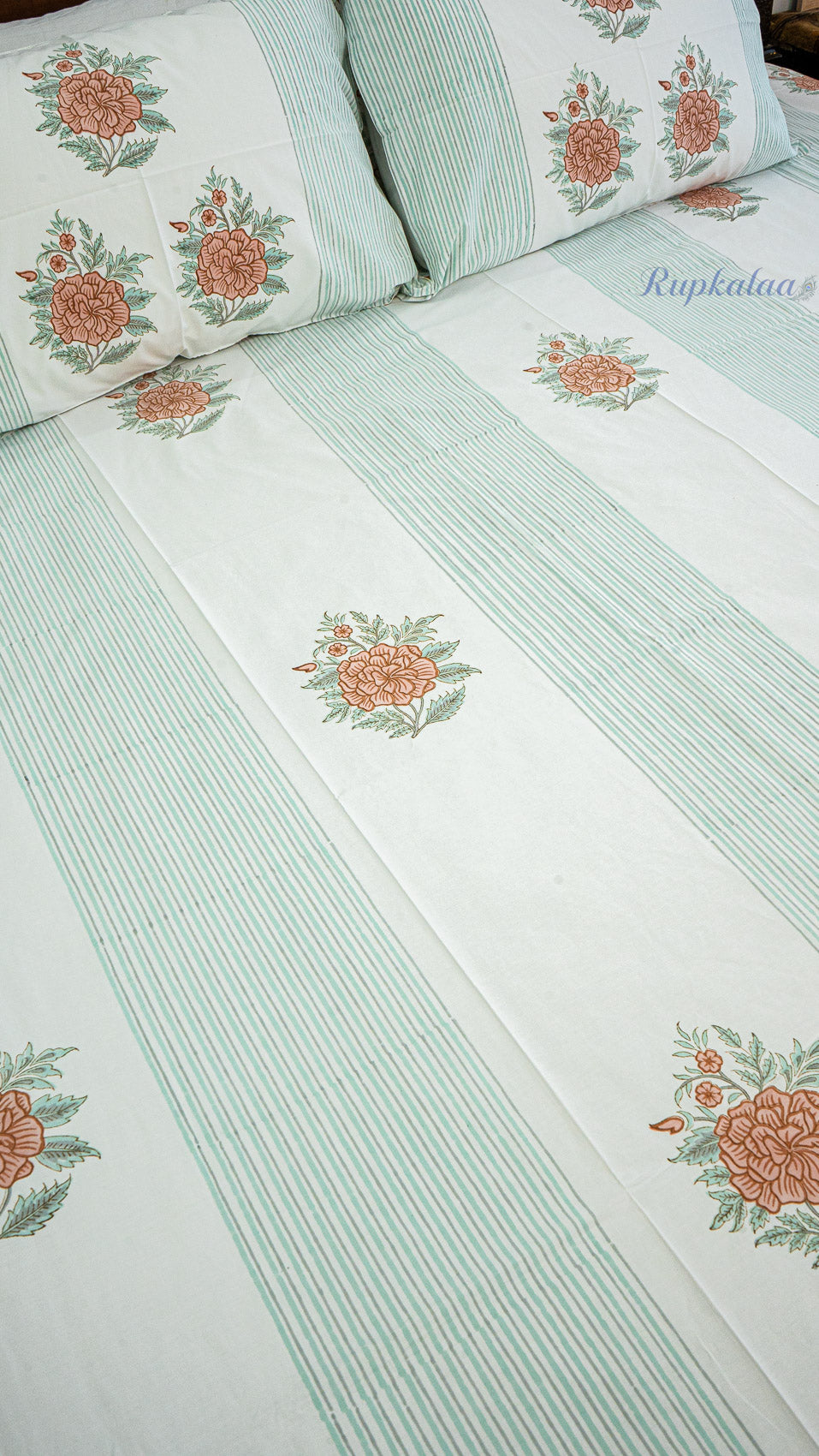 Agni Kusum Quilt and Bedsheet Set