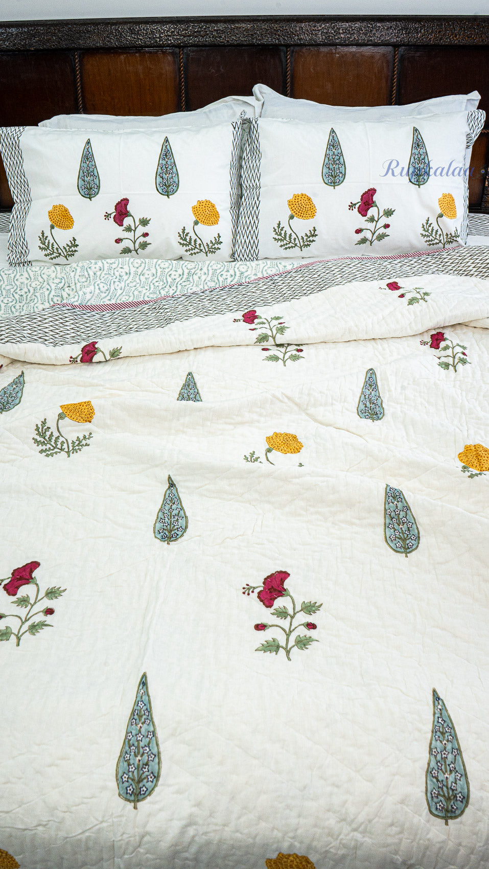 Soft Wildflowers Golden Drift Quilt and Bedsheet Set